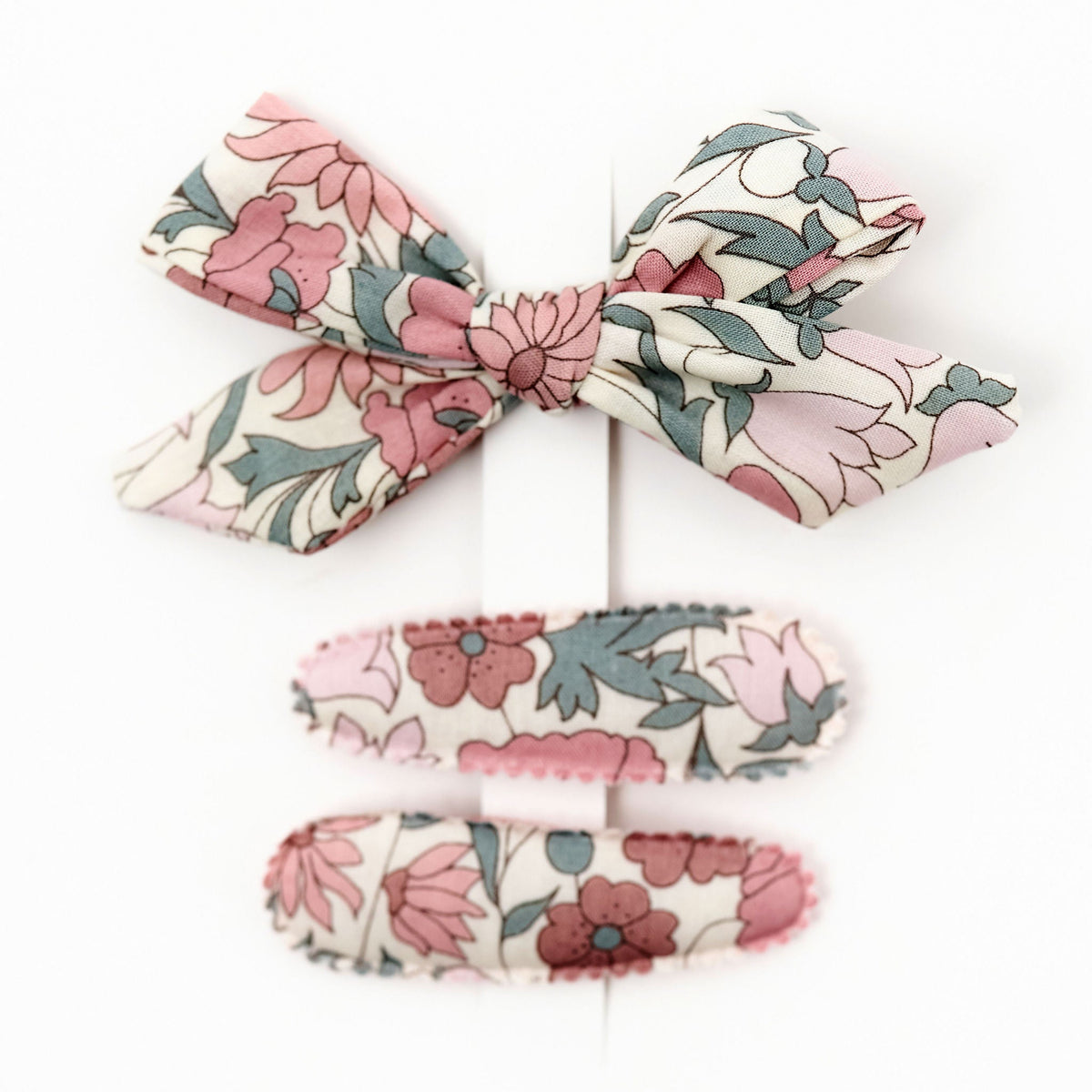 What's inside the Athena gift box: petite bow clip and two little hair clips
