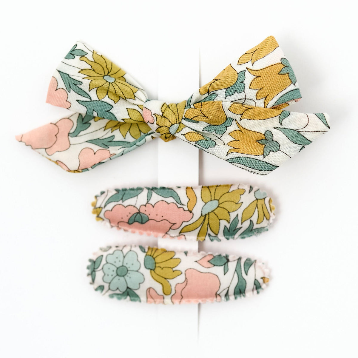 What's inside the Lainey gift box: petite bow clip and two little hair clips