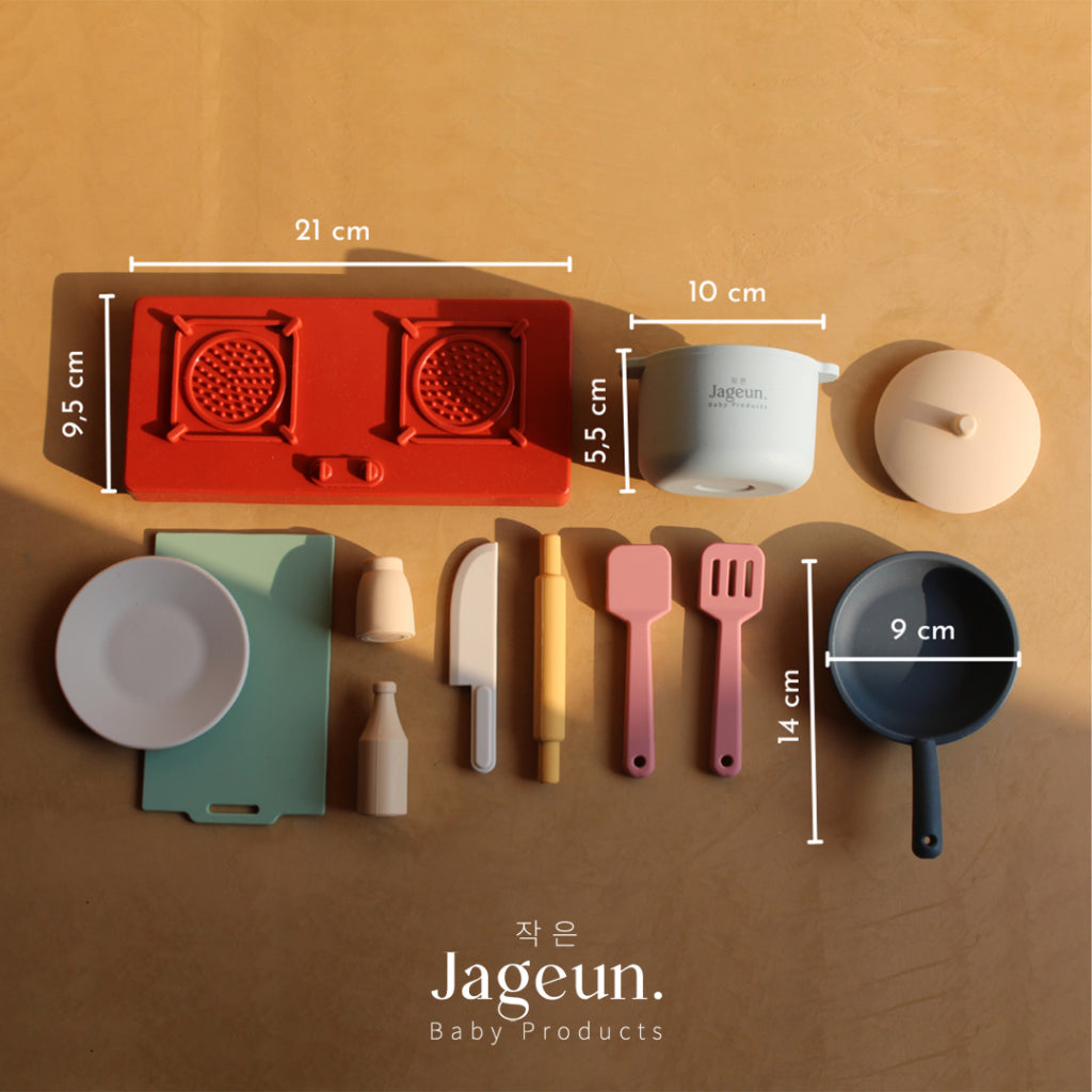 All pieces of the silicone cooking set laid out with sizes