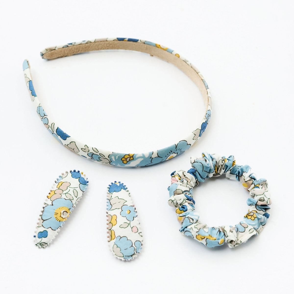 What's inside the Tilly gift box: headband, mini scrunchie and two hair clips